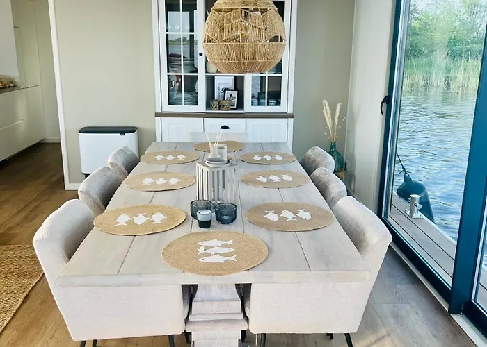 Botel Surla Houseboat 